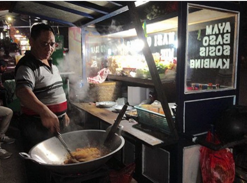 Nasi goreng gerobakan malam hari memang beda! Cari tahu alasan di balik popularitasnya saat malam tiba.